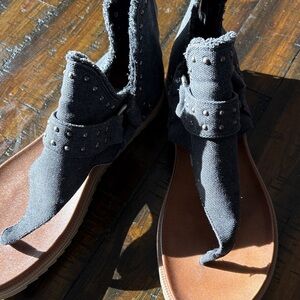 Very G Charcoal and Brown Women's Sandals